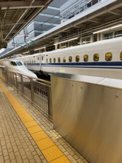 新大阪駅の新幹線のぞみ90号