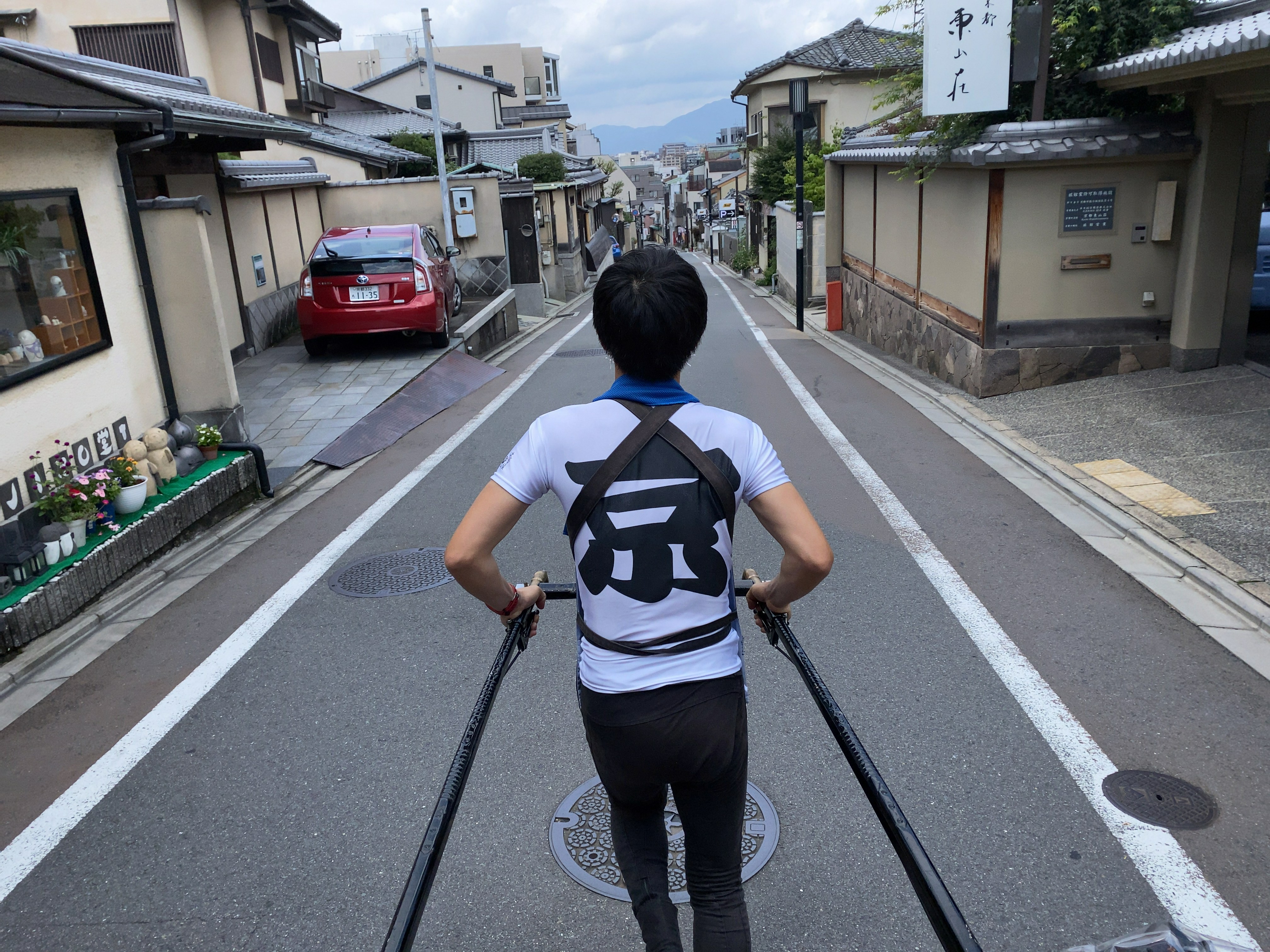 人力車を引く男性