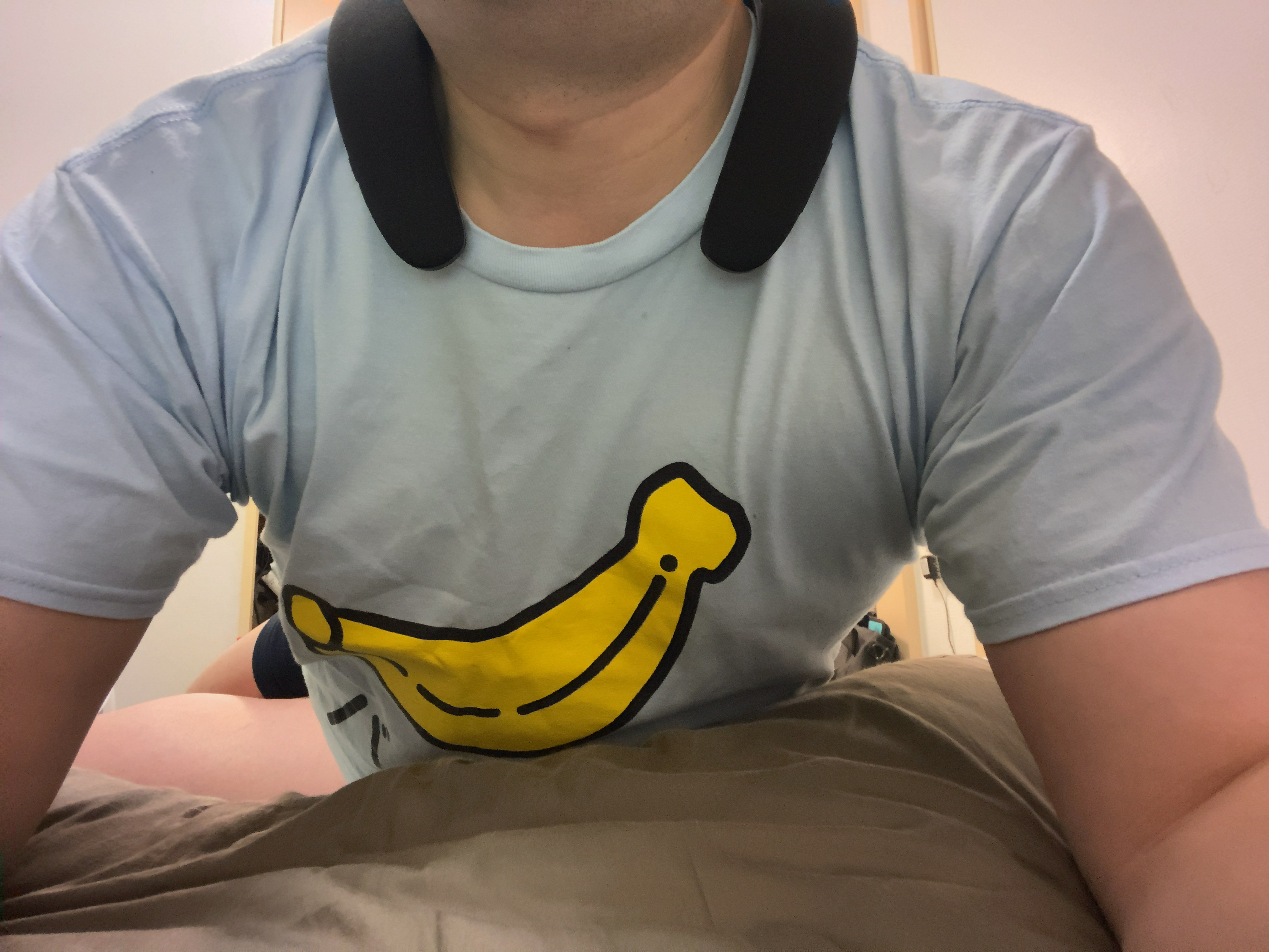 ネックスピーカーとバナナの服